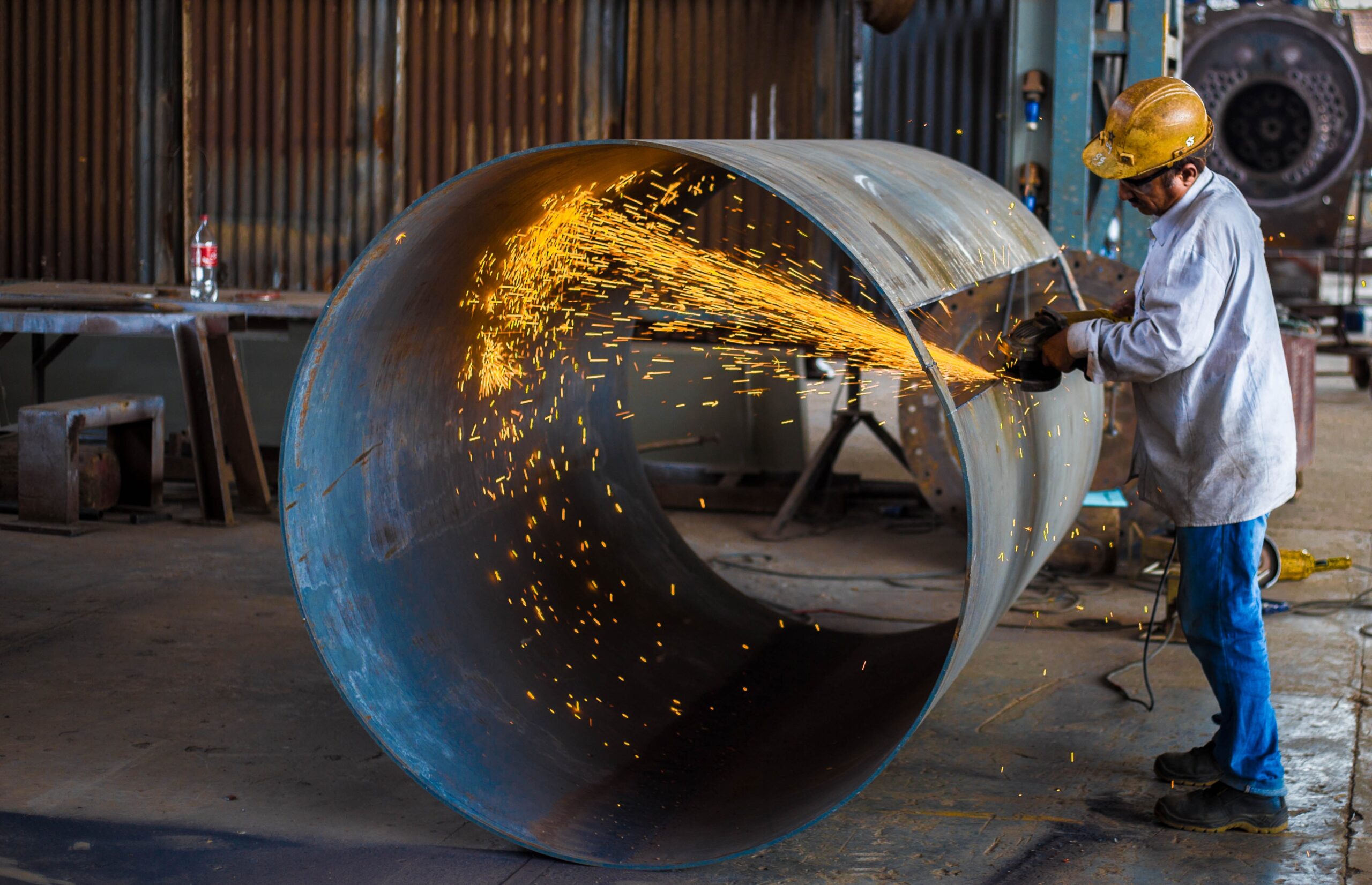 Homme travaillant un tuyau de métal